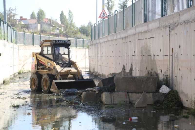 Yağışlara karşı Melikgazi genelinde yağmur suyu kanalları temizleniyor