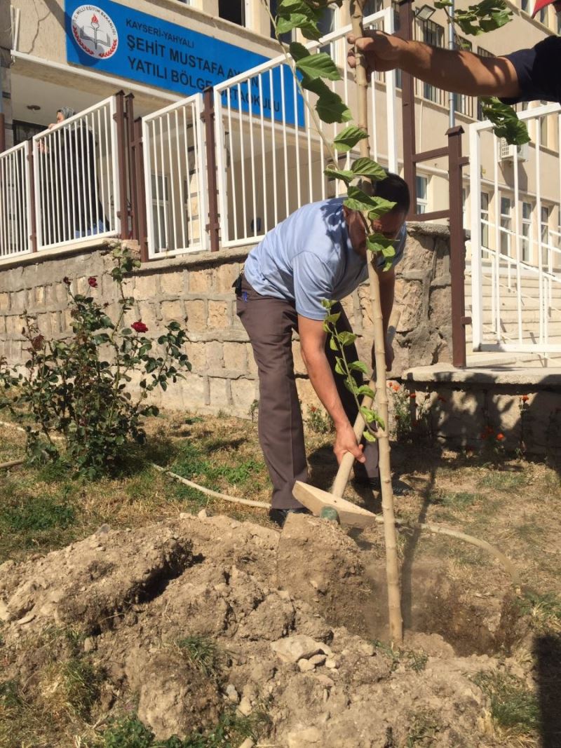 Okul müdürü geleceğe nefes olmak için fidan dikti, can suyu verdi