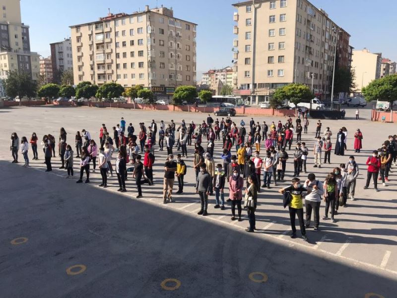 Kademeli eğitimde 8. sınıf öğrencileri okullarına kavuştu