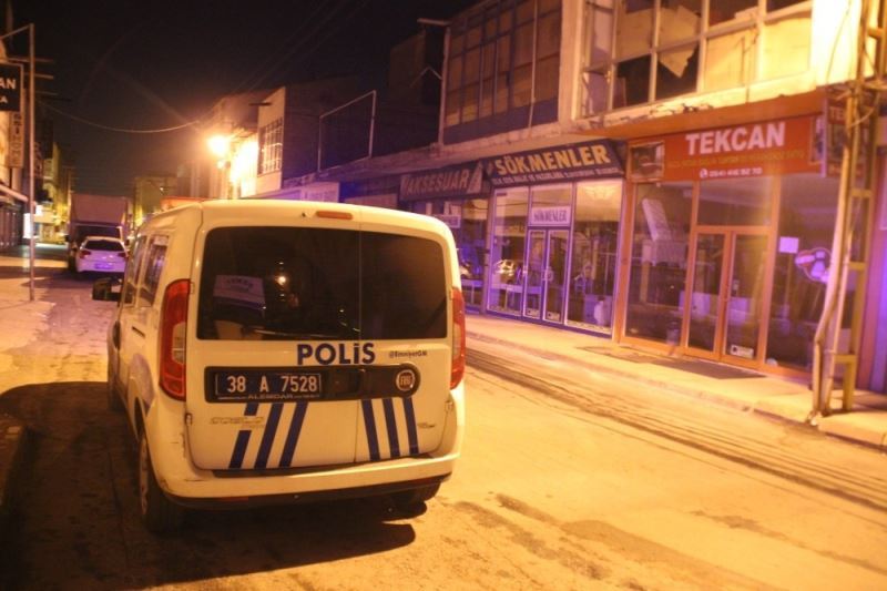 İntihara teşebbüs etti, yakınları ipten aldı
