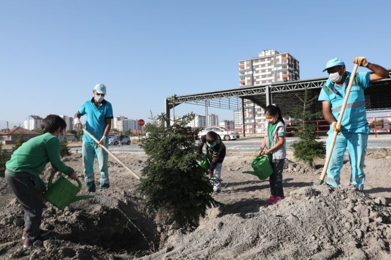 Başkan Çolakbayrakdar: “45 gün boyunca ağaçları toprakla buluşturacağız”
