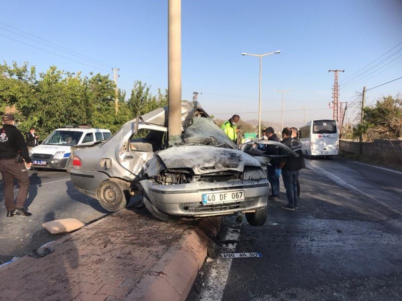 Aydınlatma direğine çarpan otomobil kağıt gibi ikiye katlandı
