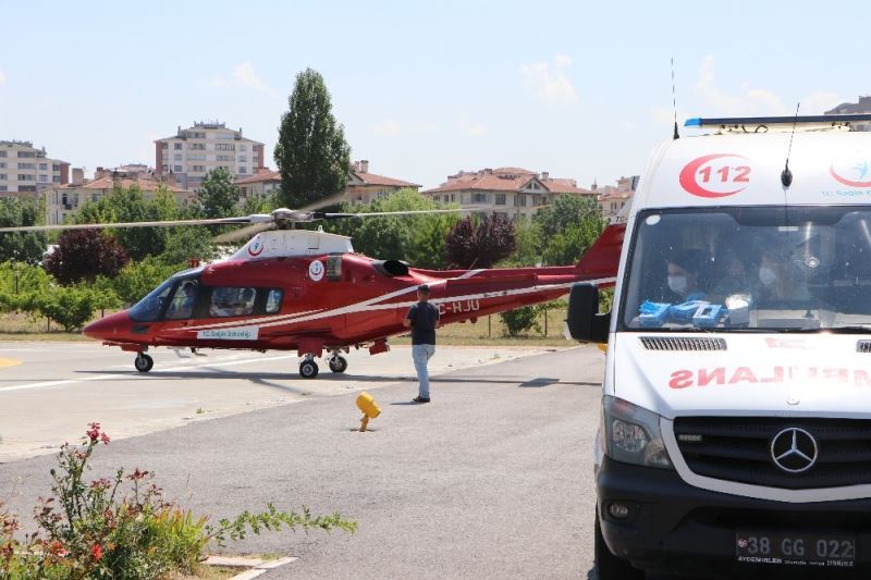 Trafik kazasında yaralanan sürücü hava ambulansı ile hastaneye kaldırıldı
