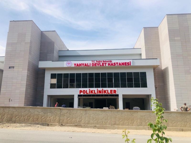 Yahyalı Devlet Hastanesi’nin tabelaları asıldı
