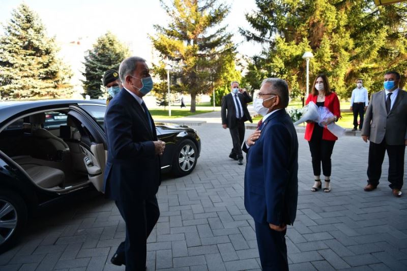 Bakan Akar yerli mayın temizleme teçhizatı ile zırhlı aracı inceledi