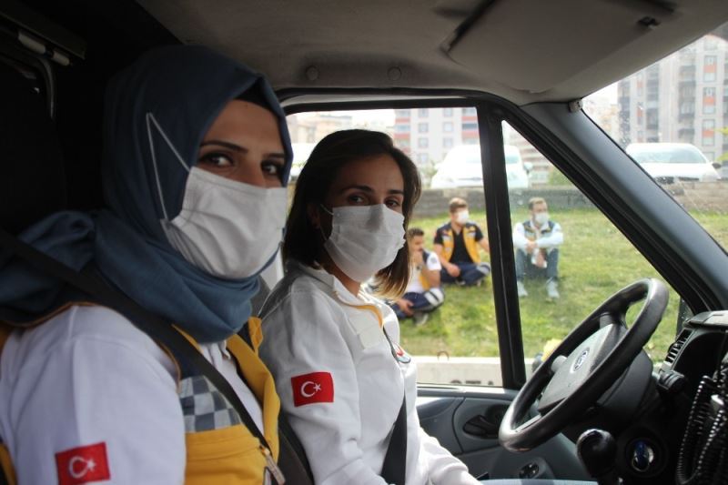 Kadın ambulans şoför adaylarına zorlu eğitim
