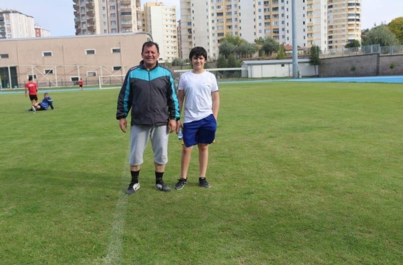 Kabakcı ile güreşçiler futbol hünerlerini sergiledi
