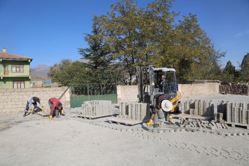 Develi’de parke çalışması Çayırözü Mahallesinde devam ediyor
