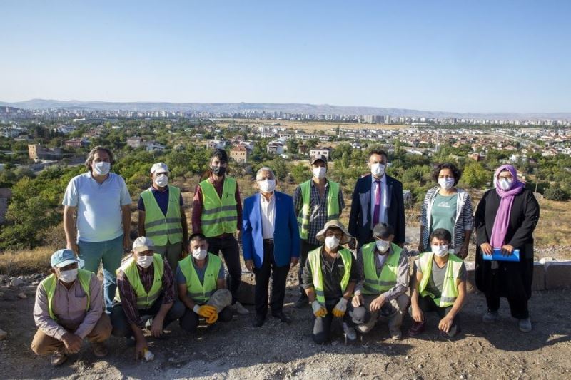 Selçuklu Dönemi anıt eserlerinden 800 yıllık Kızıl Köşk’te çalışma başlatıldı