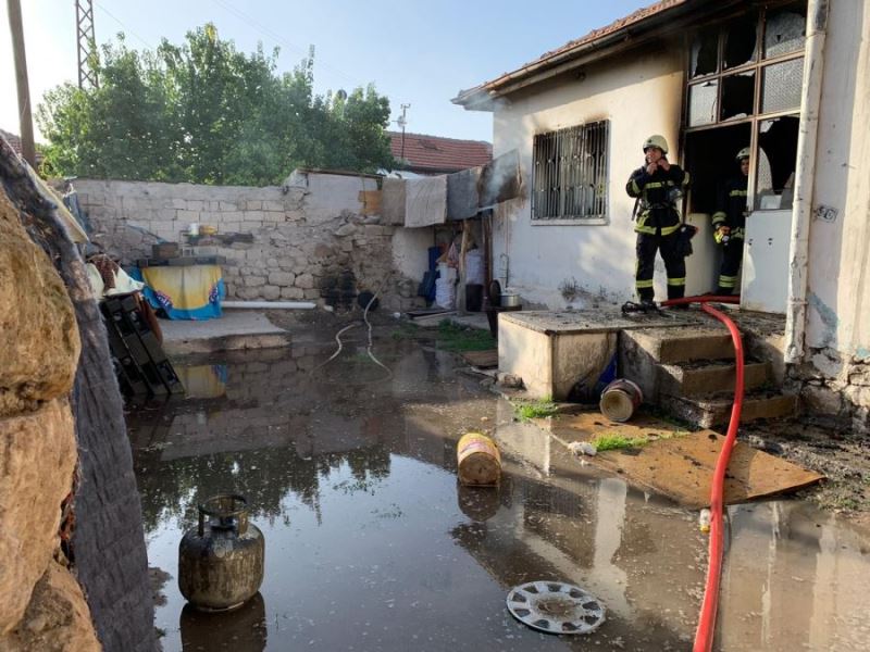 Elektrik kontağından çıkan yangında müstakil ev kullanılamaz hale geldi