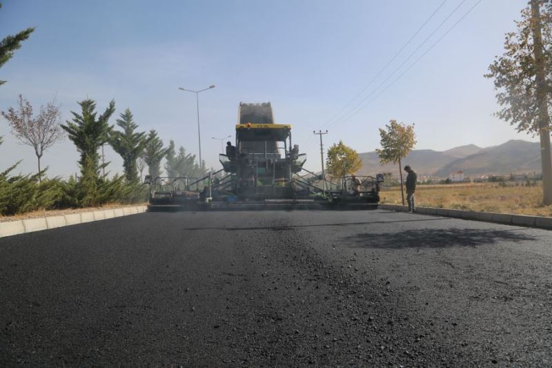 Şehit Ömer Mavi Caddesi’nde sıcak asfalt çalışmaları başladı