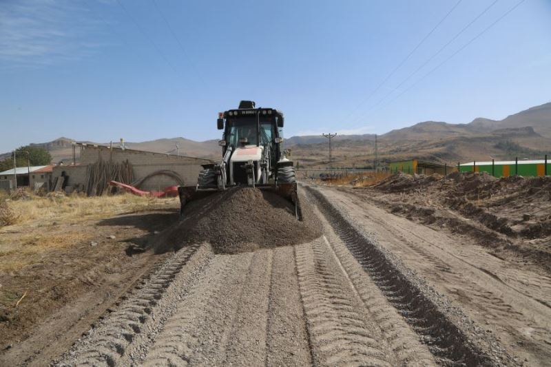 Arıtma tesisi yolu asfalt serimi için hazır