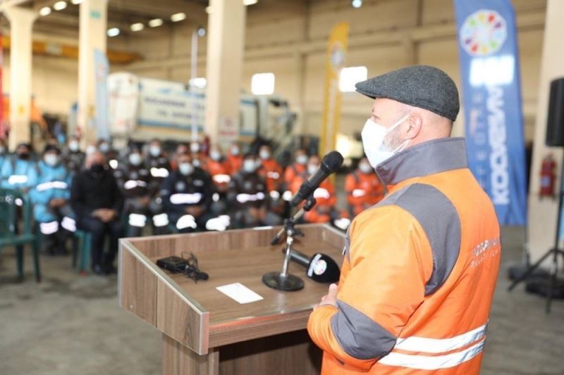 Çolakbayrakdar, daha iyi hizmet için işçilere kışlık kıyafet dağıttı
