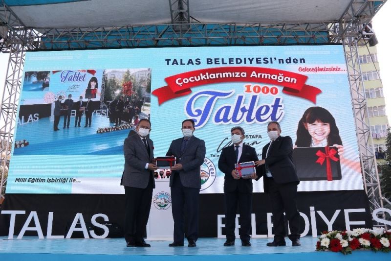 Talas Belediyesi öğrencileri sevindirdi, bin tablet hediye etti
