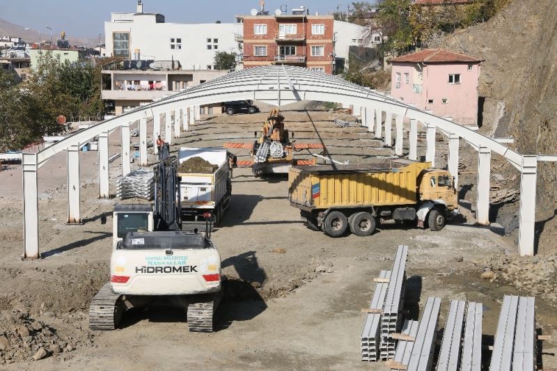 Yahyalı kapalı semt pazarı yapım çalışmaları hızla devam ediyor
