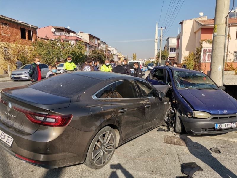 Otomobiller çarpıştı, hamile kadın hastaneye kaldırıldı
