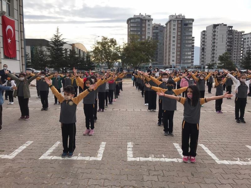 Müzik öğretmeninden öğrencilere ‘Maskeni Tak’ bestesi
