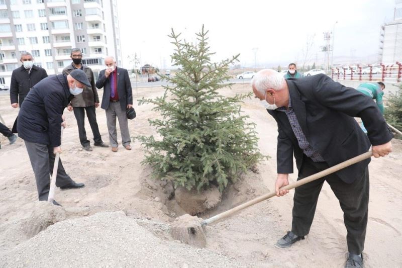 Kocasinan mesaiye ağaç dikerek başladı
