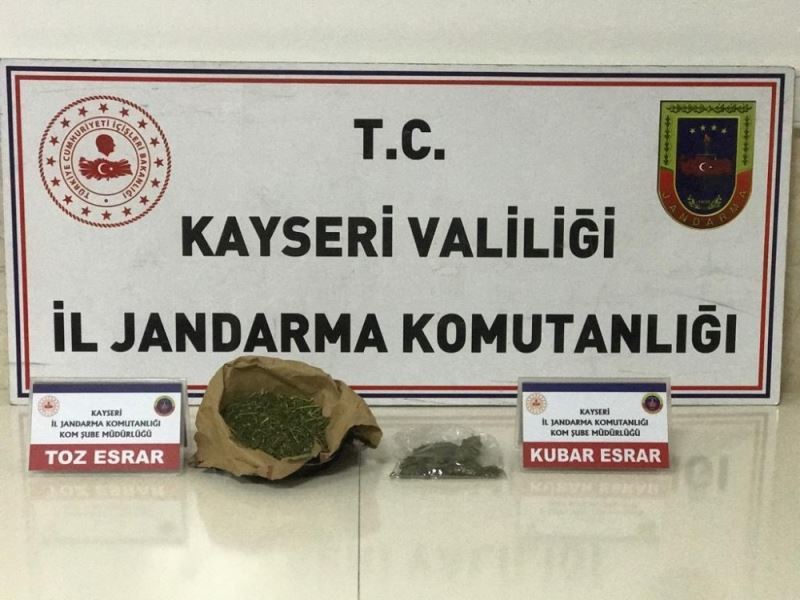 Kayseri’de jandarmanın evde yaptığı aramada 250 gram esrar ele geçirildi
