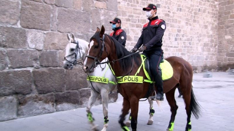 Atlı polislerden sigara ve maske denetimi
