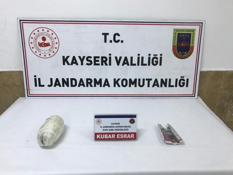 Jandarmanın çevirdiği yolcu otobüsünde 450 gram esrar ele geçirildi
