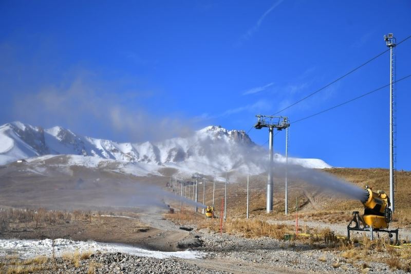 Erciyes’teki pistlerde yapay karlama tüm hızıyla sürüyor
