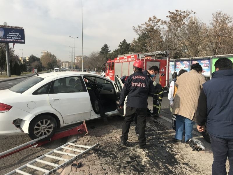 Kontrolden çıkan otomobil bariyerlere çarptı: 2 yaralı
