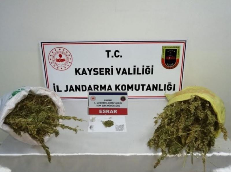 Jandarmanın durdurduğu araçta 20 kilo esrar ele geçirildi
