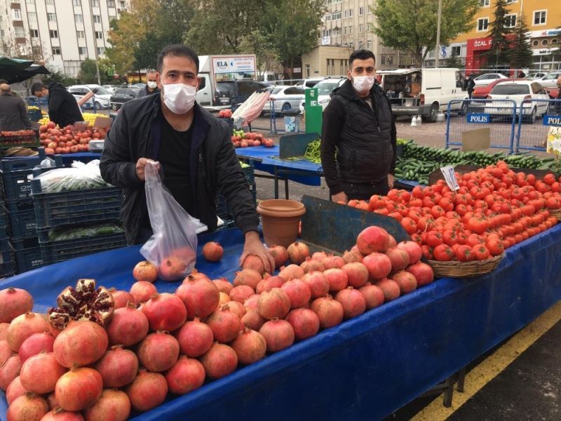 Semt pazarlarında uygun fiyat hem esnafı hem vatandaşı sevindirdi
