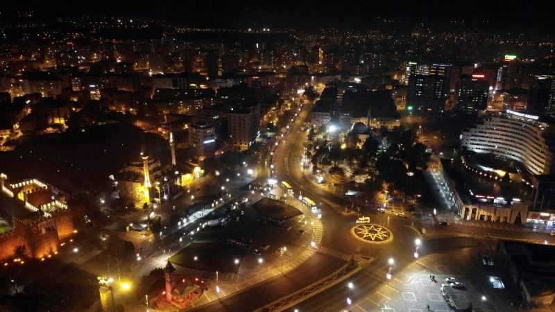 Yeni kısıtlamanın ilk gününde Kayseri’de sokaklar boş kaldı
