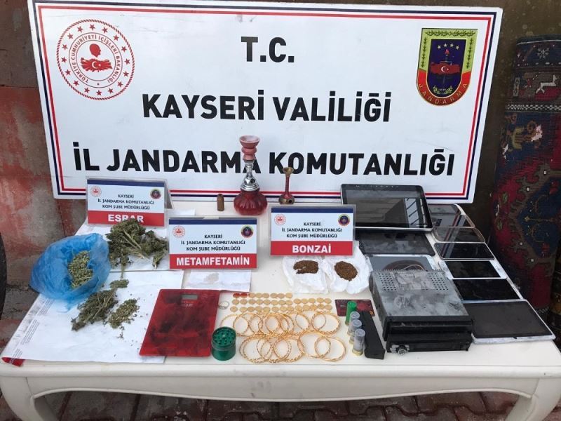 Uyuşturucu zanlısının evinden servet çıktı
