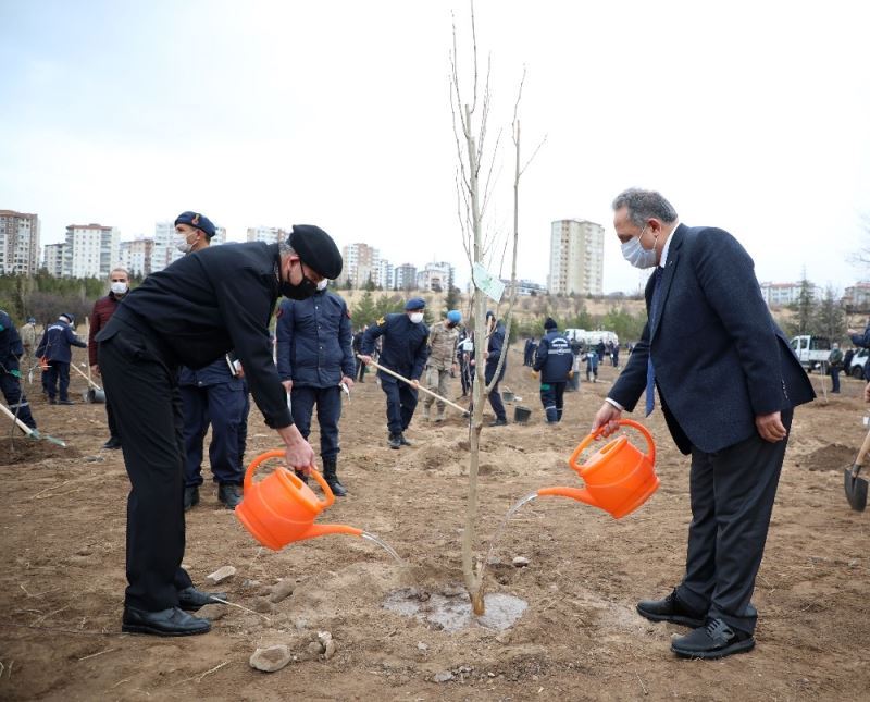 Başkan Yalçın’dan jandarma fidanlığına ağaç
