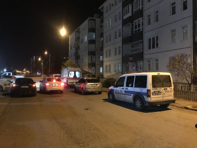 Yalnız yaşayan emekli öğretmen evinde ölü bulundu

