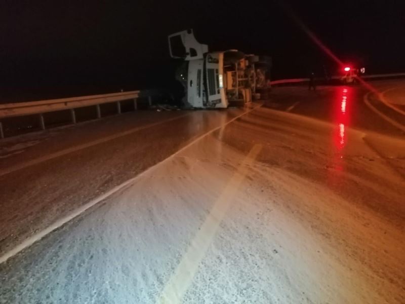 Süt tankeri devrildi, tonlarca süt yola döküldü
