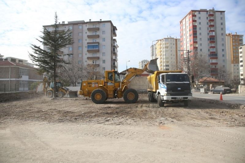 Yıkılan gecekonduların hafriyatı kaldırılıyor
