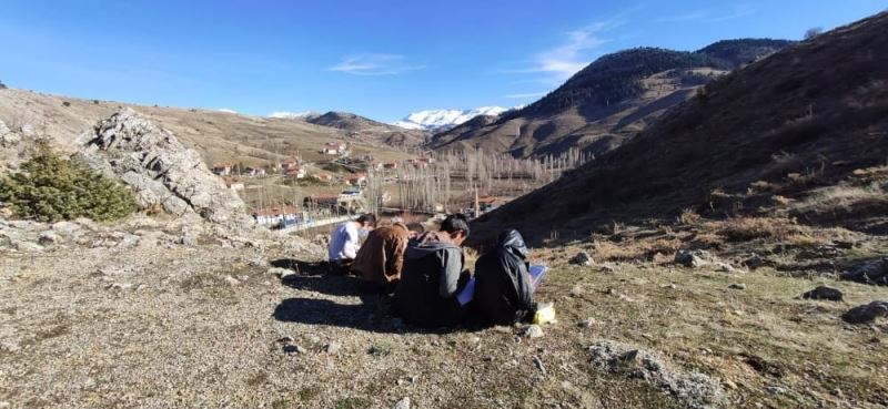 Bu köyde çocuklar uzaktan eğitim alabilmek için tepelere çıkıyor
