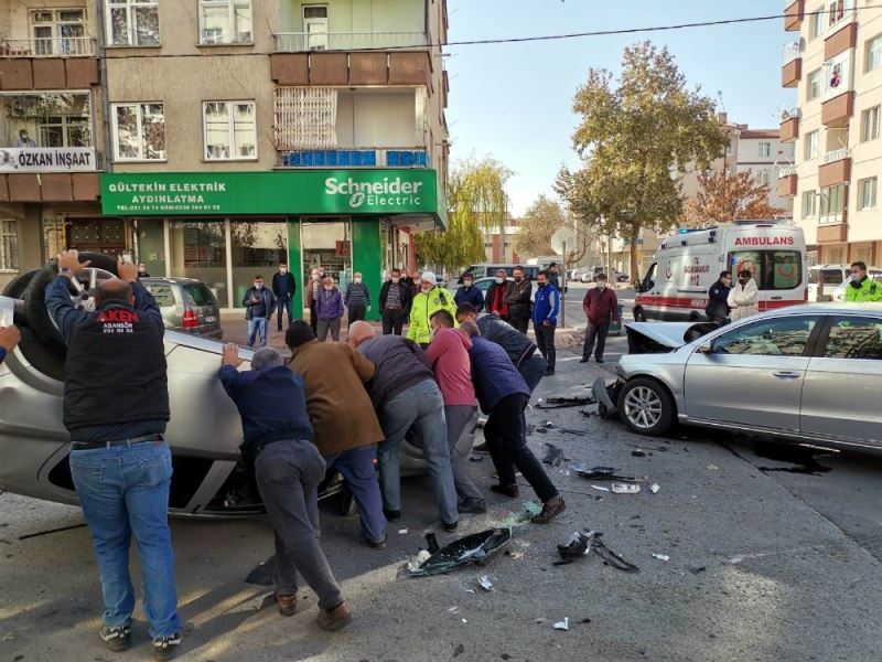 Kaza yapan otomobil ters döndü: 3 yaralı
