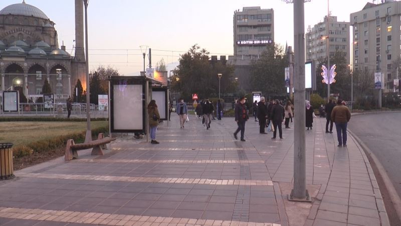 Kayseri’de kısıtlama öncesi meydan ve caddelerde yoğunluk
