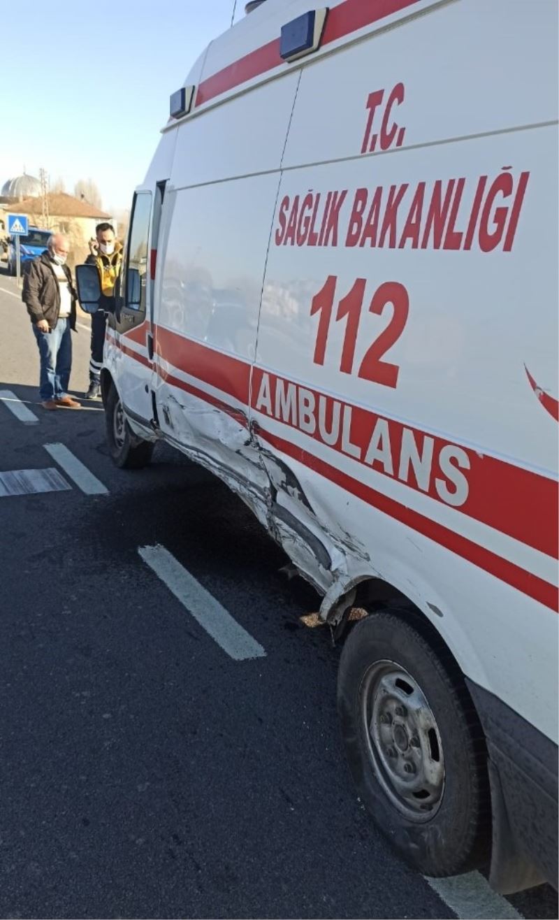 Otomobil ile ambulans çarpıştı: 3 yaralı
