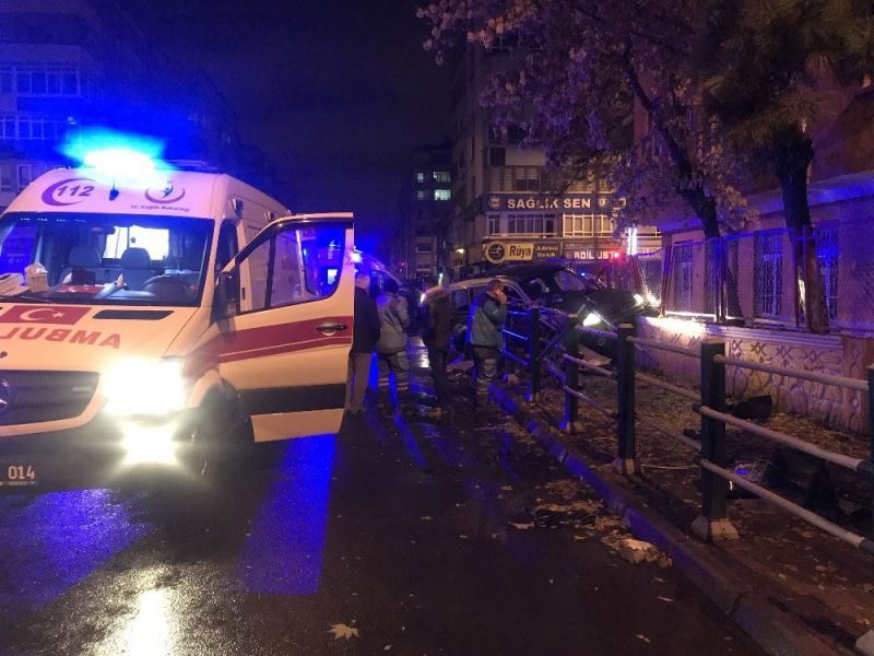 Ambulans ile ticari araç çarpıştı: 5 yaralı
