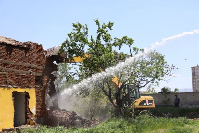 MELİKGAZİ  METRUK BİNALARDAN TEMİZLENİYOR