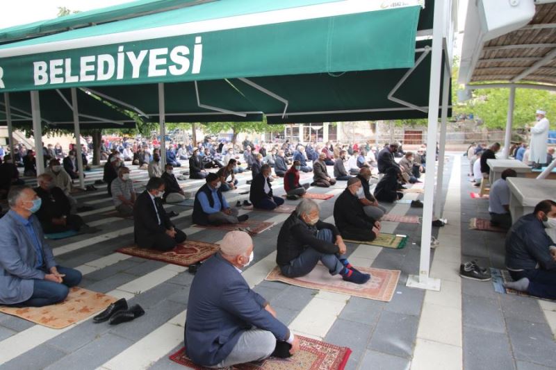 HACILAR’DA SOSYAL MESAFELİ İLK CUMA NAMAZI COŞKUYLA KILINDI