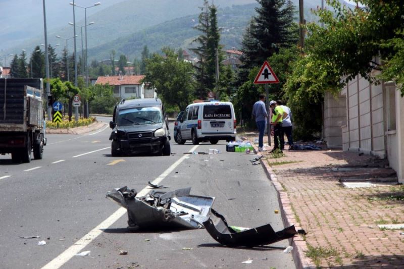  Çöp konteynırına çarpan araç metrelerce sürüklendi: 2