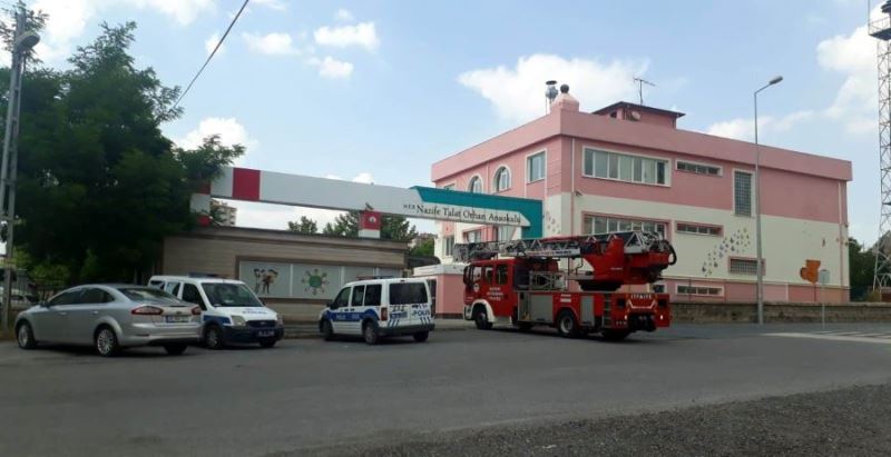 Anaokulu çatısında çıkan yangını görevliler söndürdü