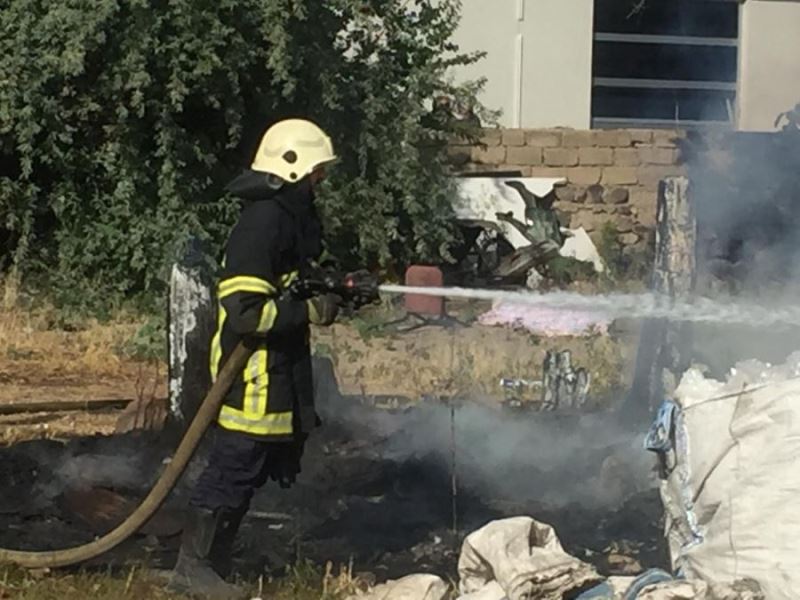 Müstakil evden yükselen alevler, itfaiye ekiplerini harekete geçirdi