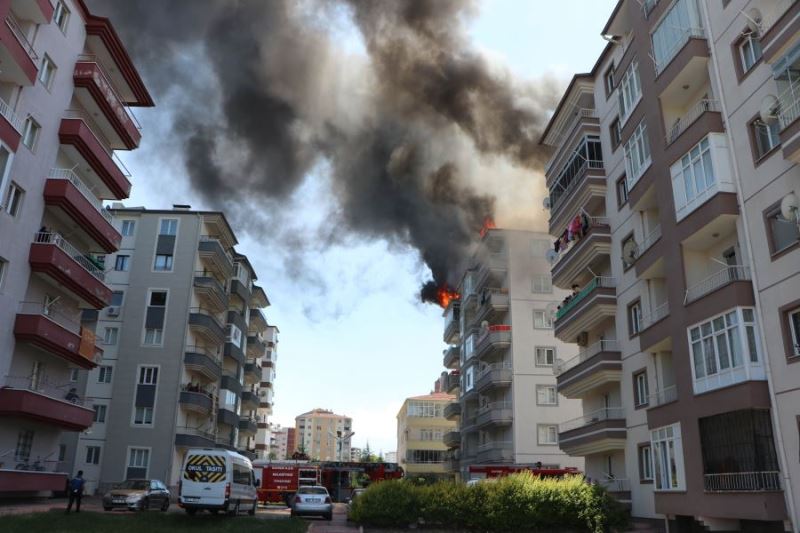 Çatıyı onarırken çıkan yangın, paniğe neden oldu