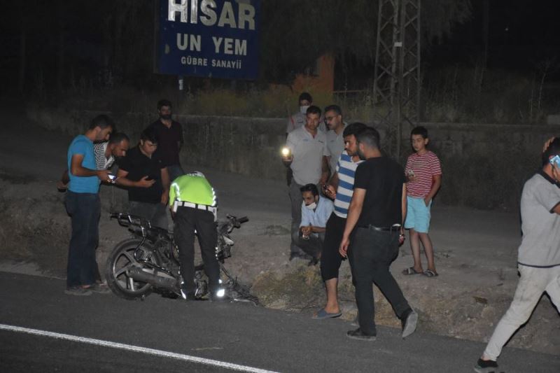 Otomobille çarpışan motosikletteki 2 kişi feci şekilde can verdi