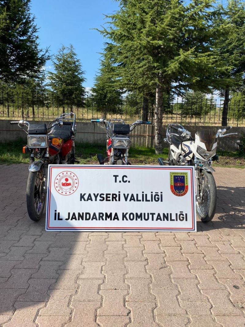  Motosiklet hırsızları kaçarken tarlada yakalandı