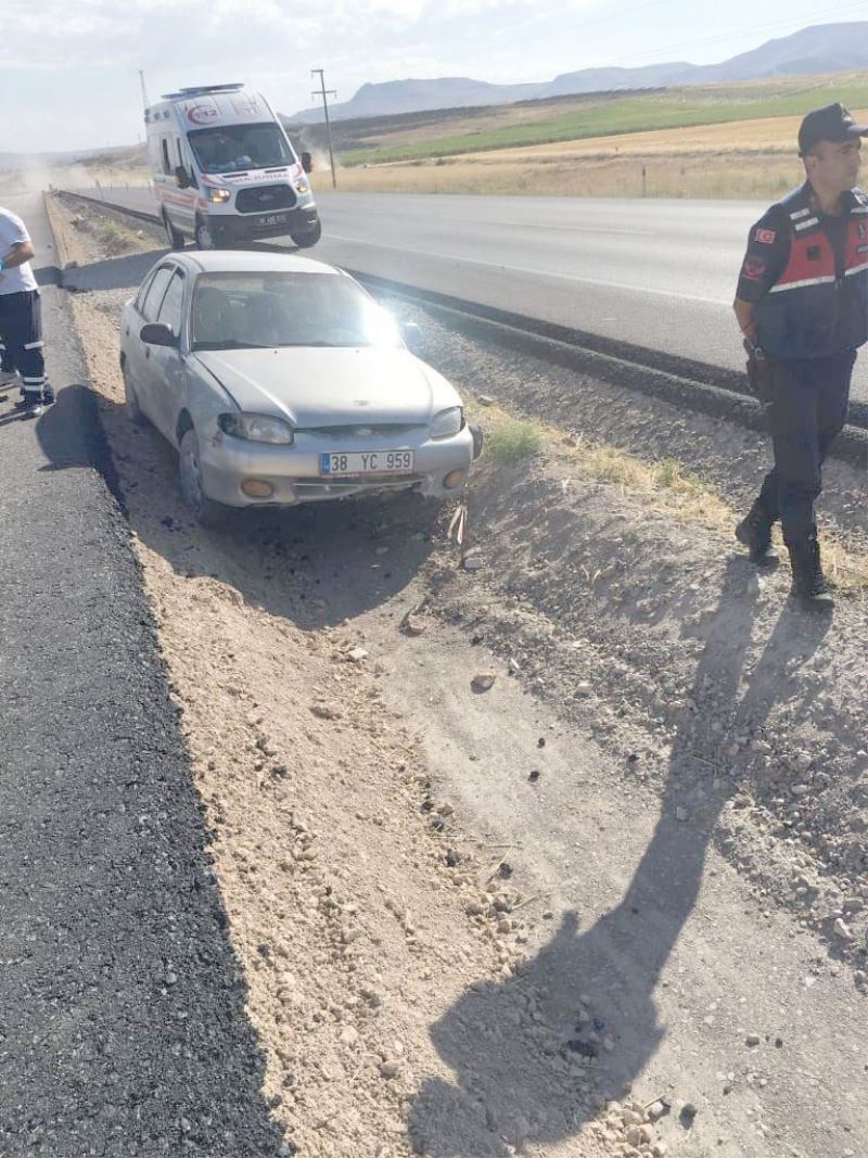 Direksiyon hakimiyeti kaybolan araç refüje girdi