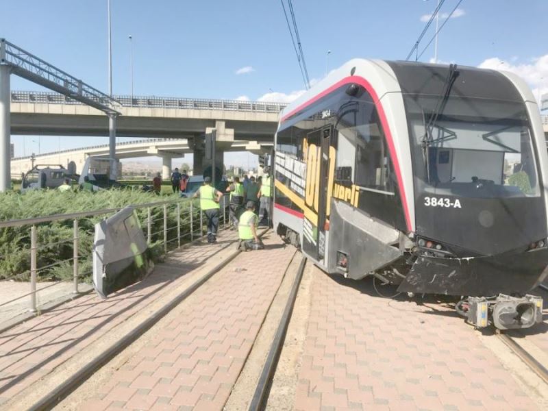 Ticari araçla çarpışan tramvay raydan çıktı: 2 yaralı